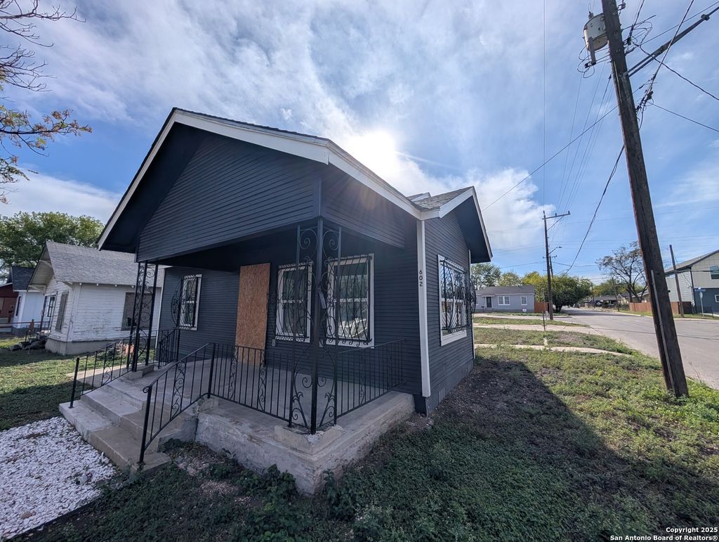 Photo of 602 Canton, San Antonio, TX 78202 (MLS # 1927846)
