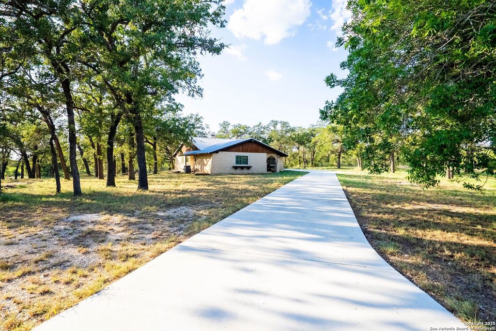Photo of 580 Rangeland Rd, Seguin, TX 78155 (MLS # 1894087)