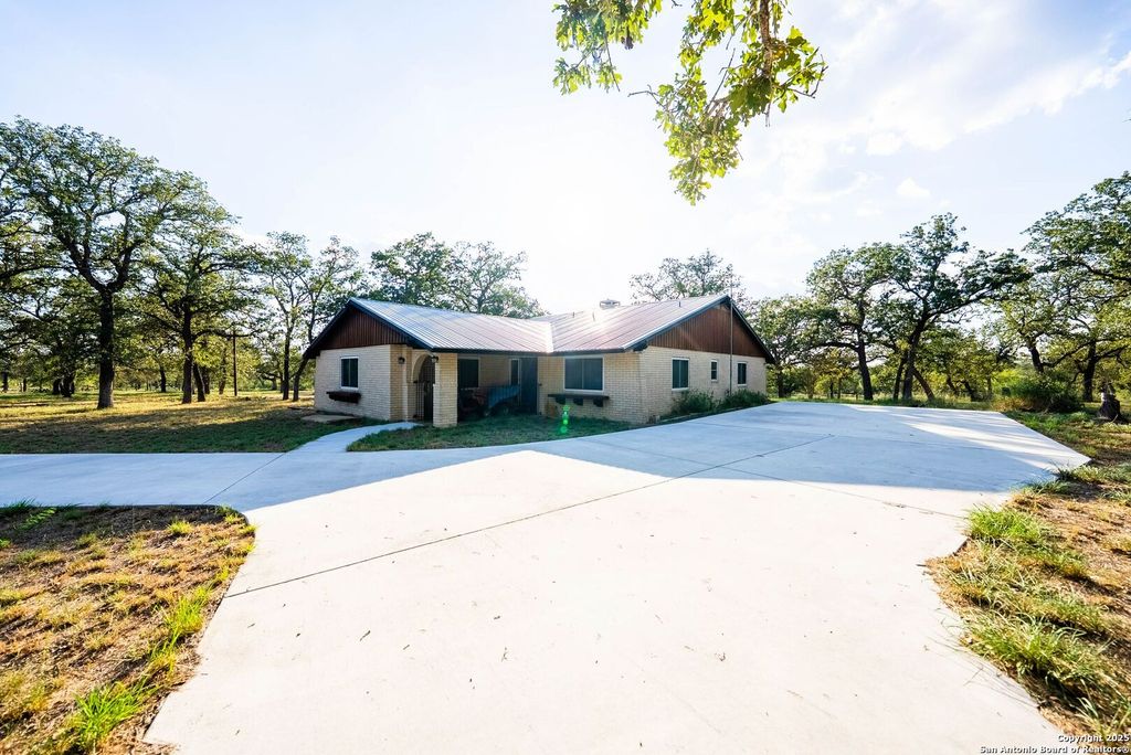 Photo of 580 Rangeland Rd, Seguin, TX 78155 (MLS # 1894087)
