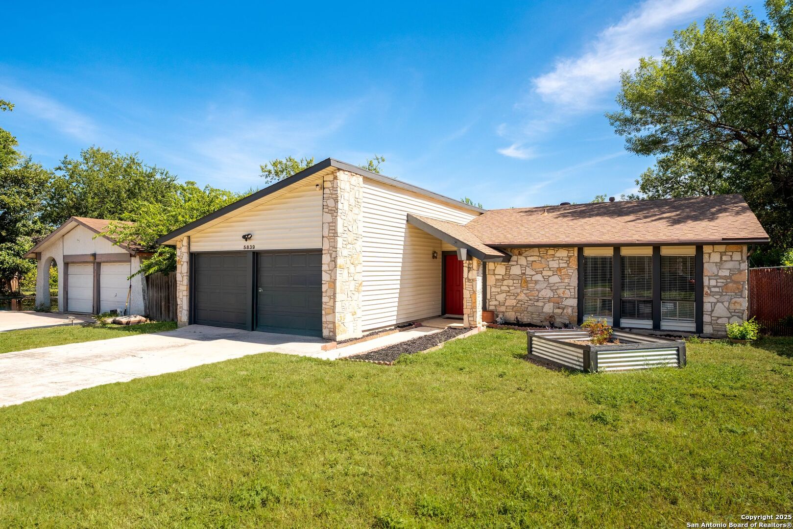 5839 Moores Creek