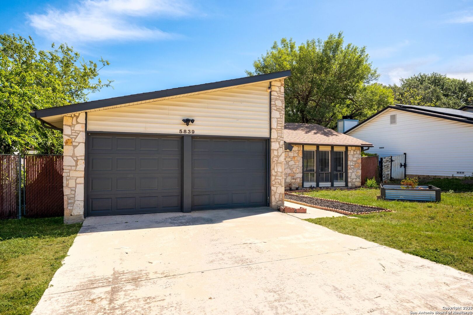 5839 Moores Creek