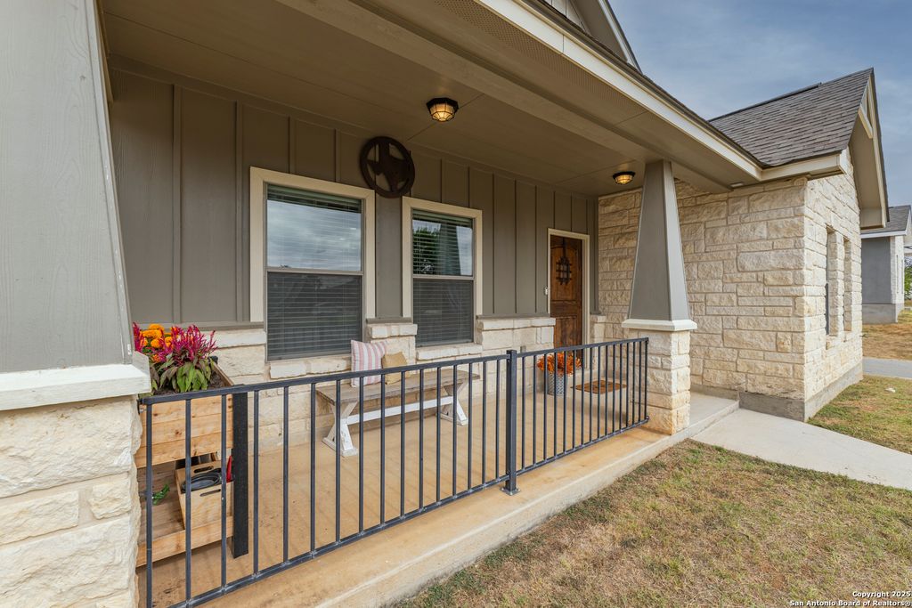 Photo of 752 Crestview, Floresville, TX 78114 (MLS # 1918357)