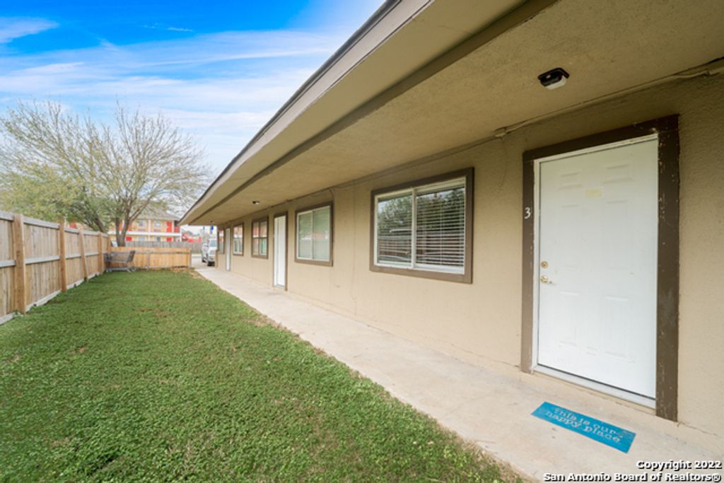 Photo of 522 Altitude 4 #4, San Antonio, TX 78227 (MLS # 1944349)