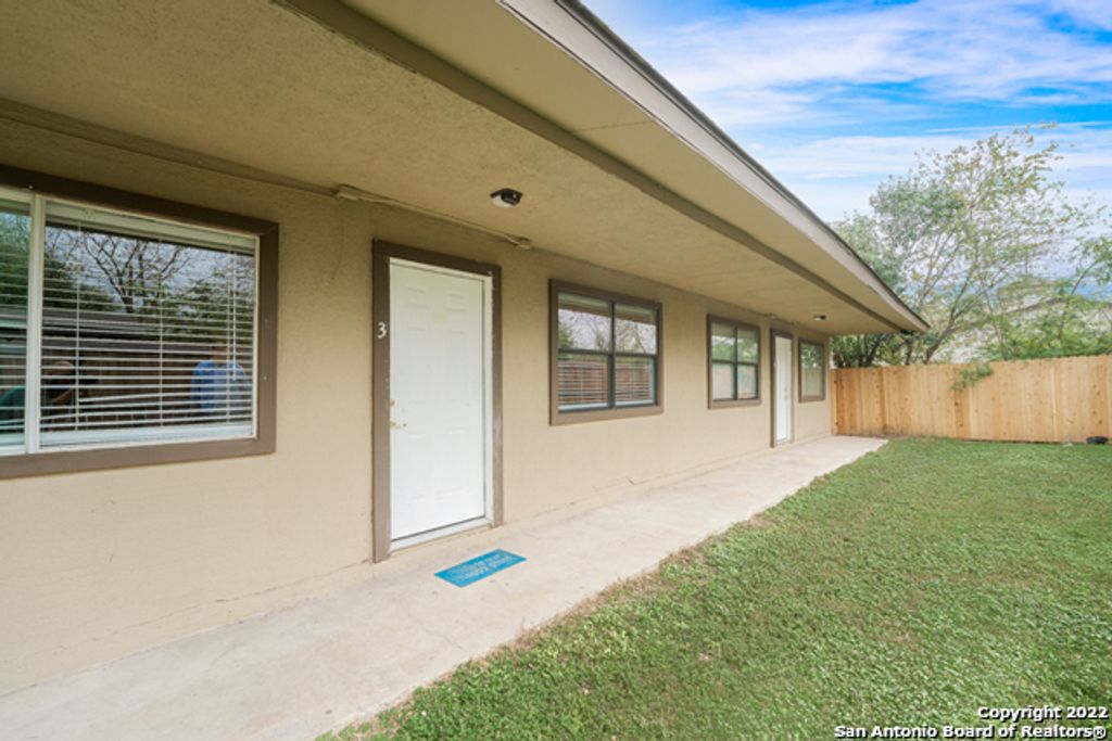 Photo of 522 Altitude 4 #4, San Antonio, TX 78227 (MLS # 1944349)