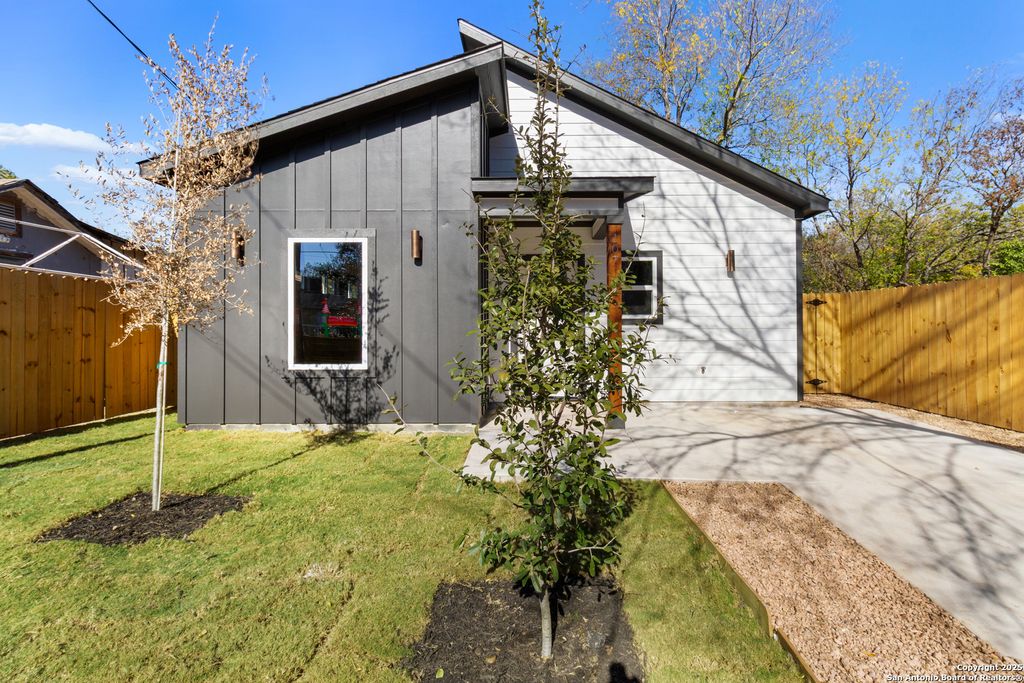 Photo of 107 Calles St, San Antonio, TX 78207 (MLS # 1931238)