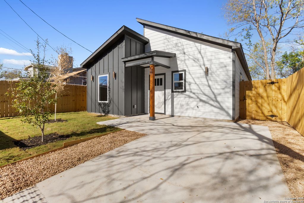 Photo of 107 Calles St, San Antonio, TX 78207 (MLS # 1931238)