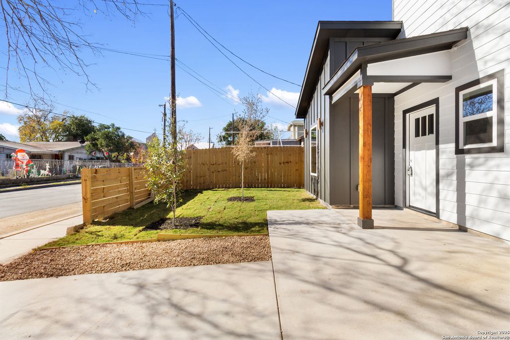 Photo of 107 Calles St, San Antonio, TX 78207 (MLS # 1931238)