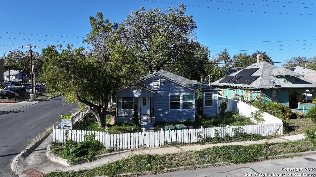 Photo of 139 Hansford, San Antonio, TX 78210 (MLS # 1923625)