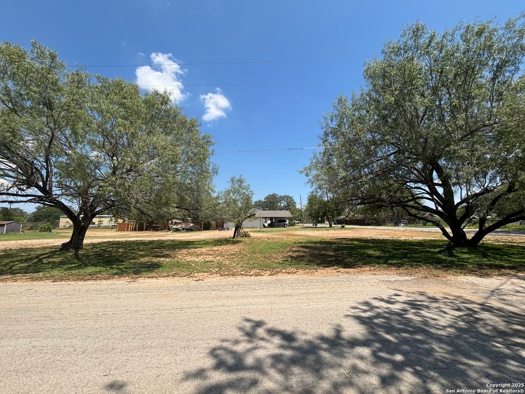 Photo of 00 Curtis, Devine, TX 78016 (MLS # 1895582)