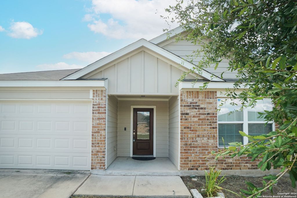 Photo of 1924 HEATHER GLEN DR, New Braunfels, TX 78130 (MLS # 1927285)