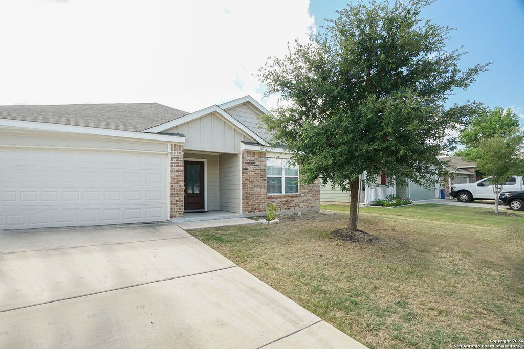 Photo of 1924 HEATHER GLEN DR, New Braunfels, TX 78130 (MLS # 1927285)