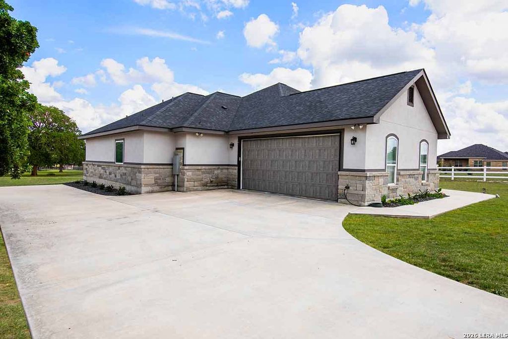 Photo of 104 N Tranquility, La Vernia, TX 78121 (MLS # 1961712)