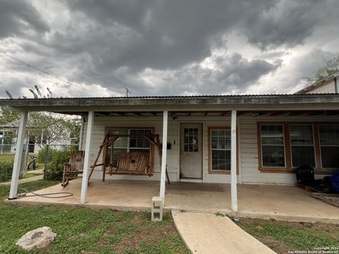 A home in Carrizo Springs