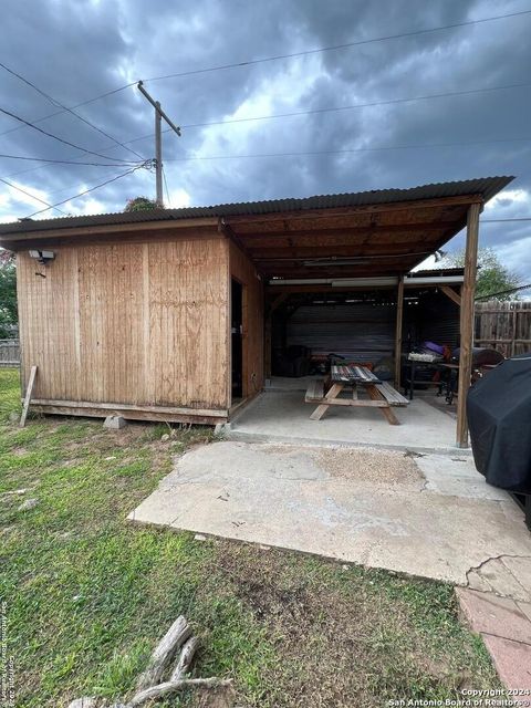 A home in Carrizo Springs