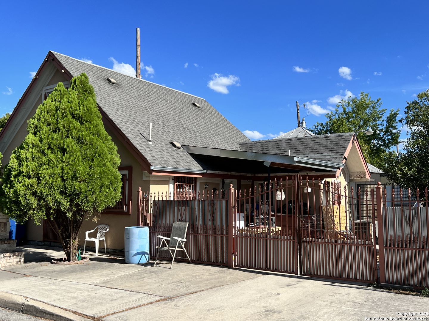 2502 Salinas
