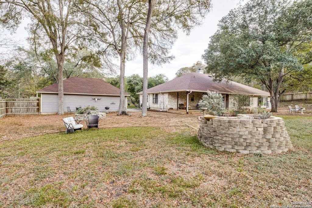 Photo of 104 Whippoorwill Ct, Boerne, TX 78006 (MLS # 1925326)