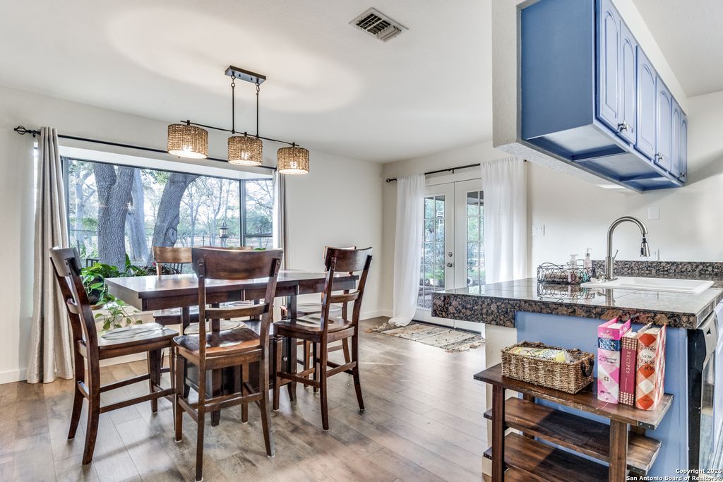 Photo of 104 Whippoorwill Ct, Boerne, TX 78006 (MLS # 1925326)