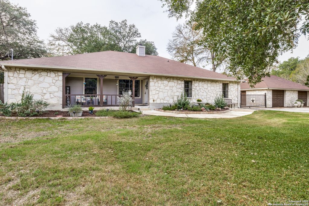 Photo of 104 Whippoorwill Ct, Boerne, TX 78006 (MLS # 1925326)