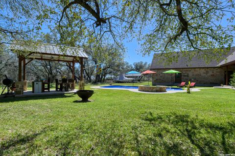 204 fawn Floresville TX 78114