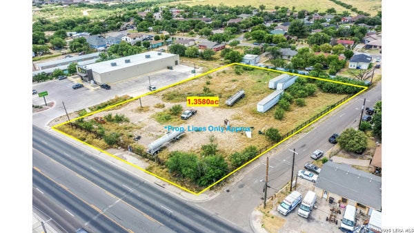 2719 DEL RIO BLVD, EAGLE PASS, TX 78852 - Image 92afaa20cf647dcc47867bd3c4fcad64/369759164