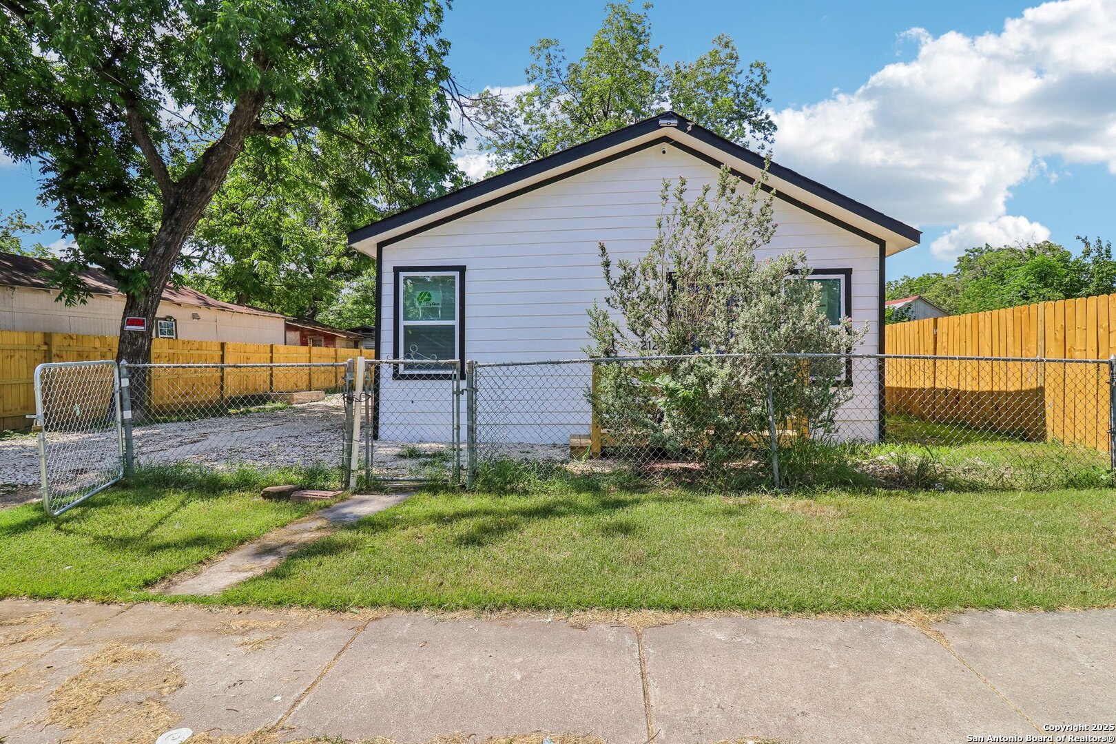2120 San Fernando
