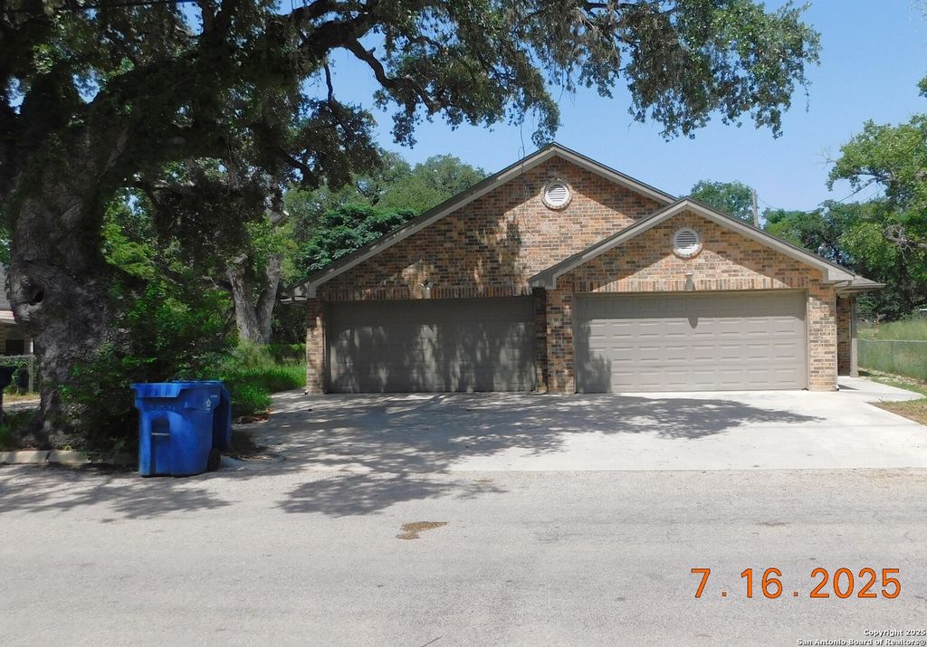 Photo of 1409 W Martin, Pleasanton, TX 78064 (MLS # 1893715)