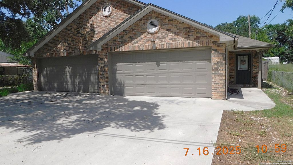 Photo of 1409 W Martin, Pleasanton, TX 78064 (MLS # 1893715)