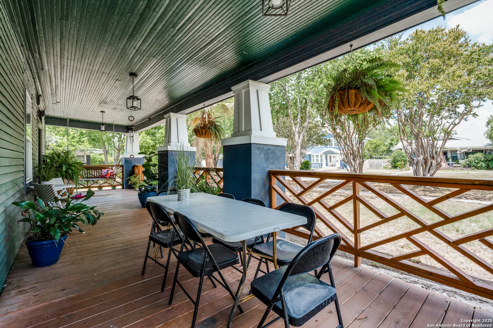 1104 W Mistletoe