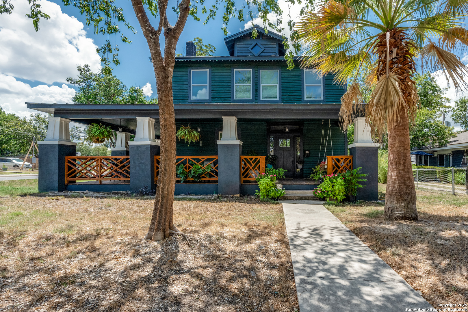 1104 W Mistletoe