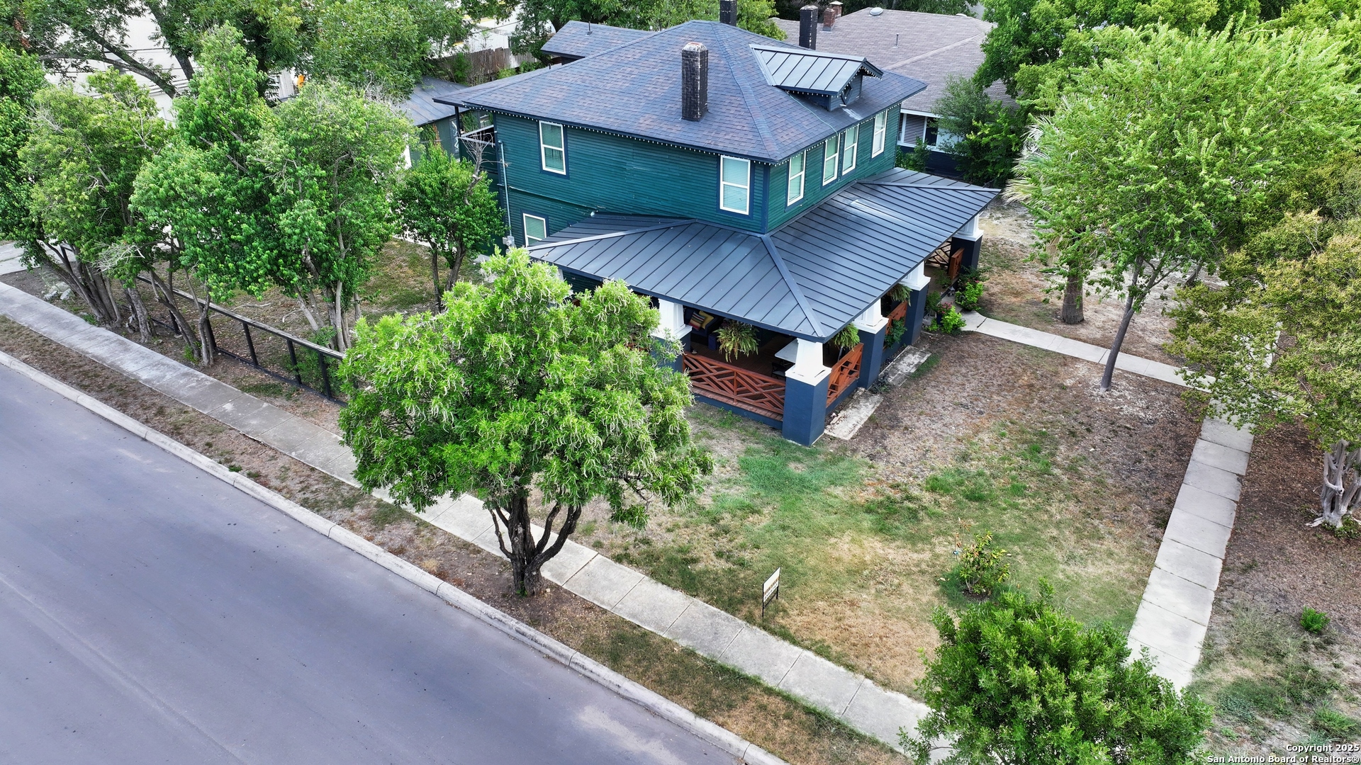 1104 W Mistletoe