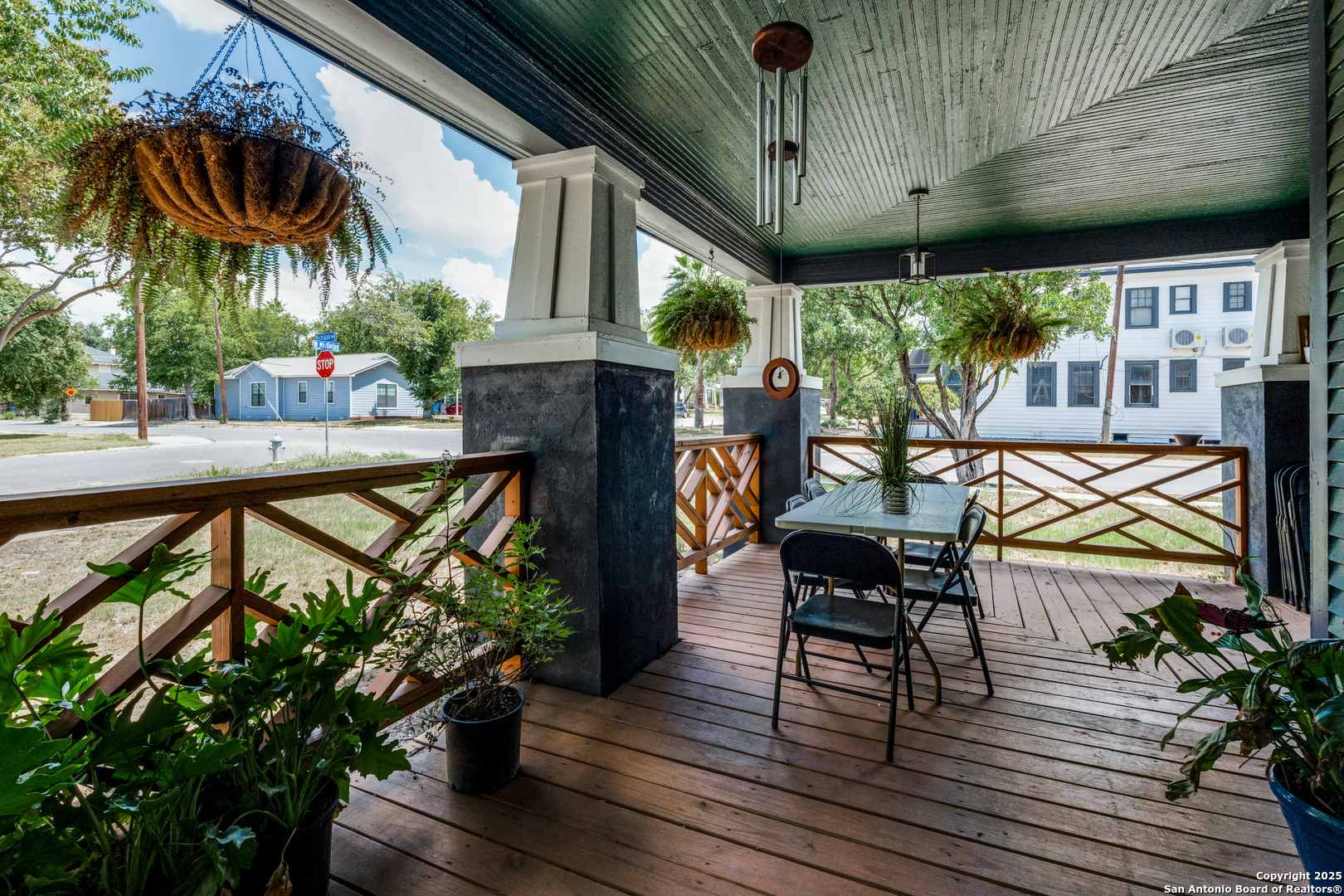 1104 W Mistletoe