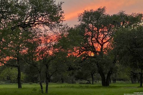 1210 County Road 761 Devine TX 78016