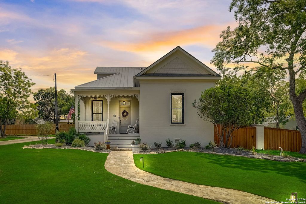 Photo of 109 W Evergreen St, Boerne, TX 78006 (MLS # 1949959)