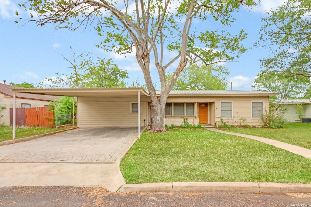 Photo of 1010 E Humphreys, Seguin, TX 78155 (MLS # 1957391)