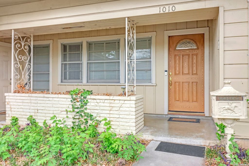 Photo of 1010 E Humphreys, Seguin, TX 78155 (MLS # 1957391)