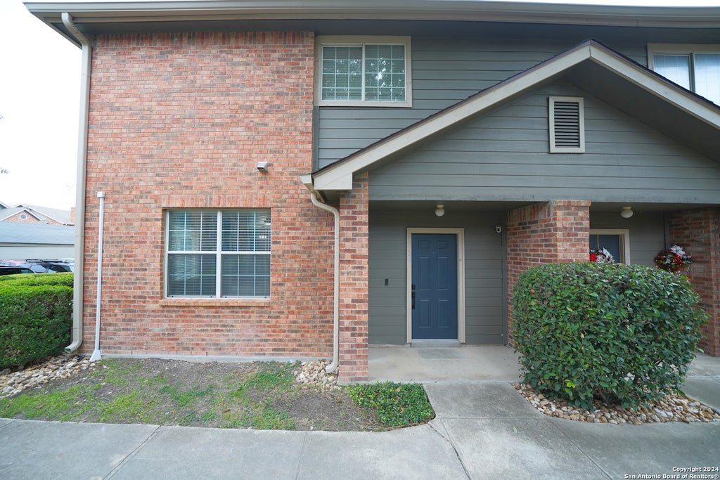 Photo of 68 CHAPEL HILL CIR, San Antonio, TX 78240 (MLS # 2013112)