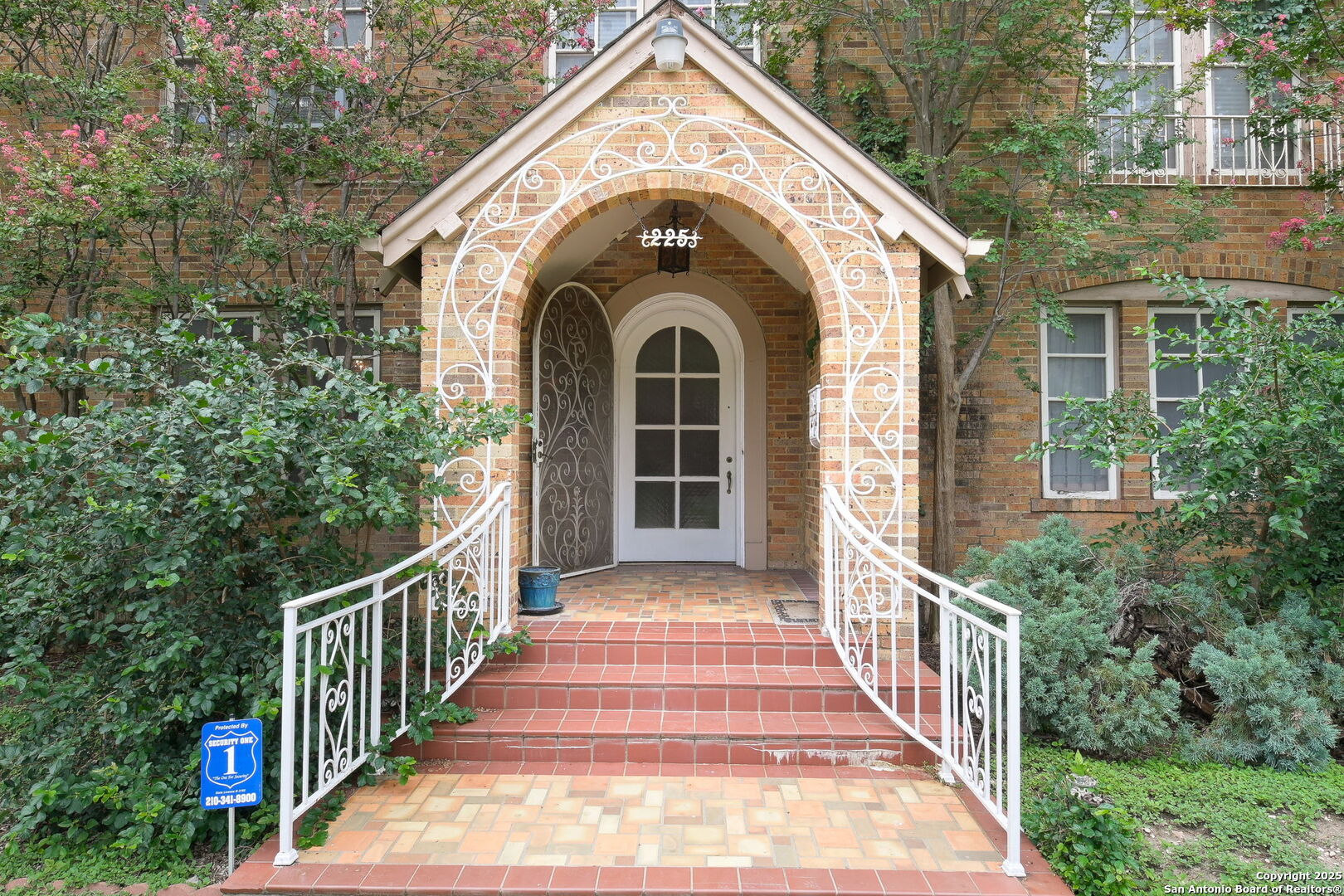 225 W Summit