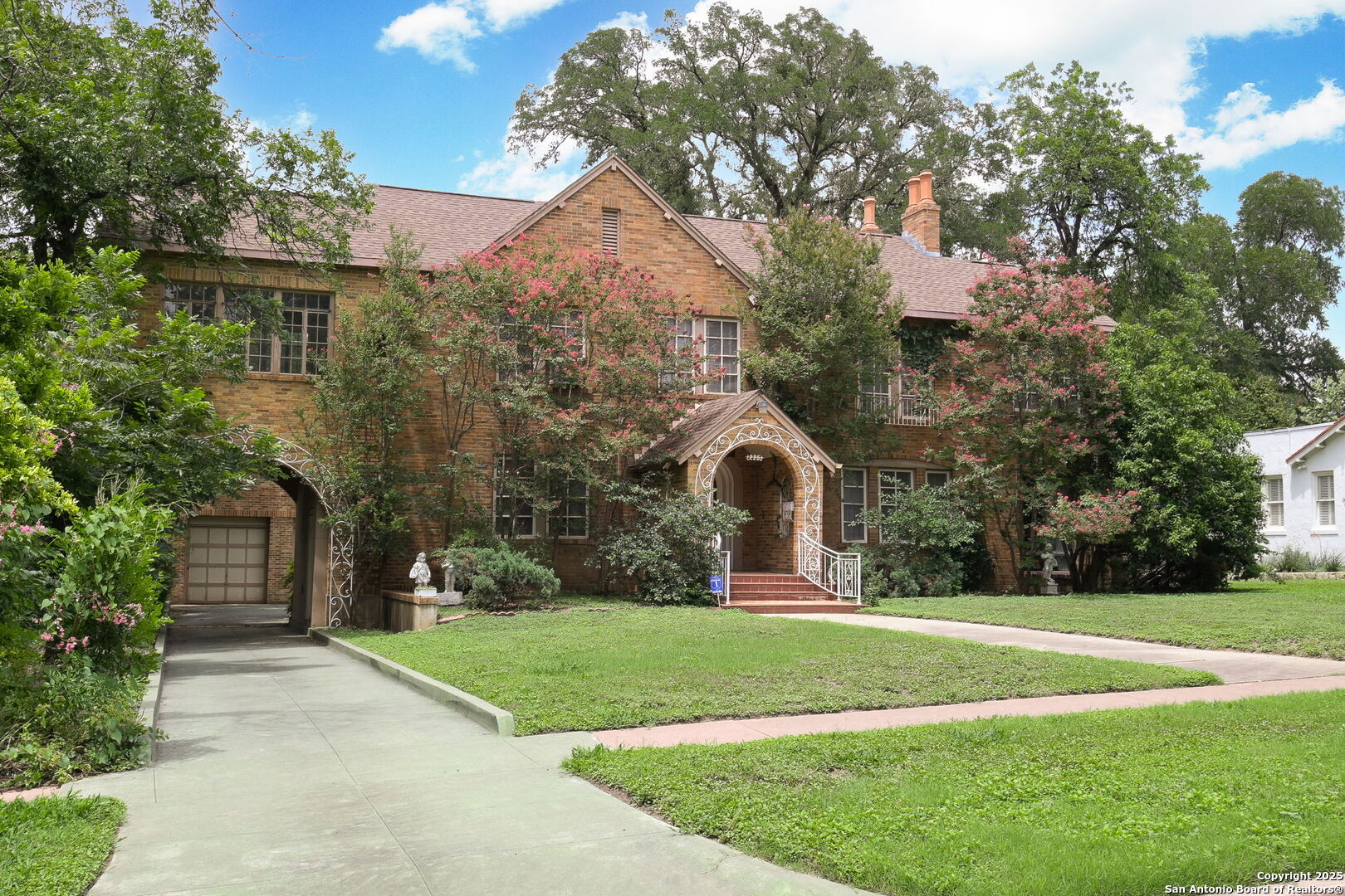 225 W Summit