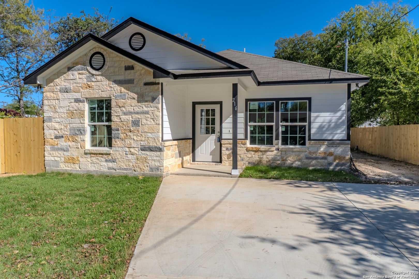 Photo 1 of 35 — 216 S SAN AUGUSTINE AVE, San Antonio, TX 78237