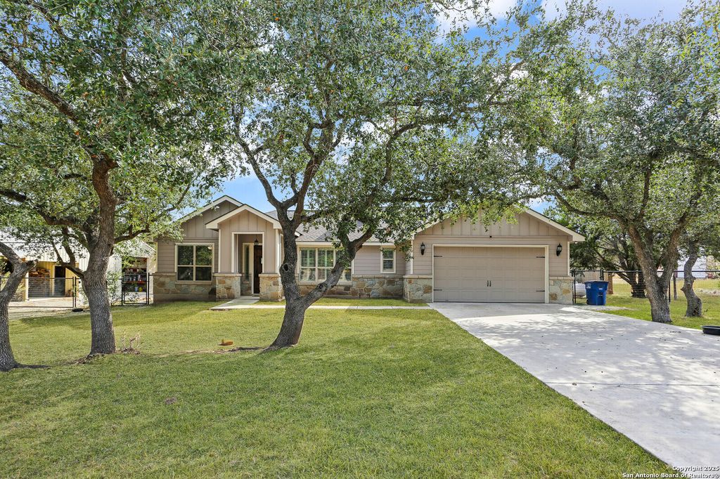 Photo of 1572 Cougar, Canyon Lake, TX 78133 (MLS # 1914156)
