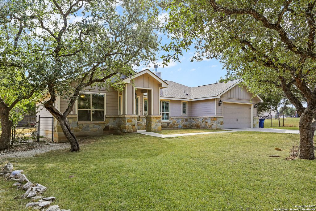 Photo of 1572 Cougar, Canyon Lake, TX 78133 (MLS # 1914156)