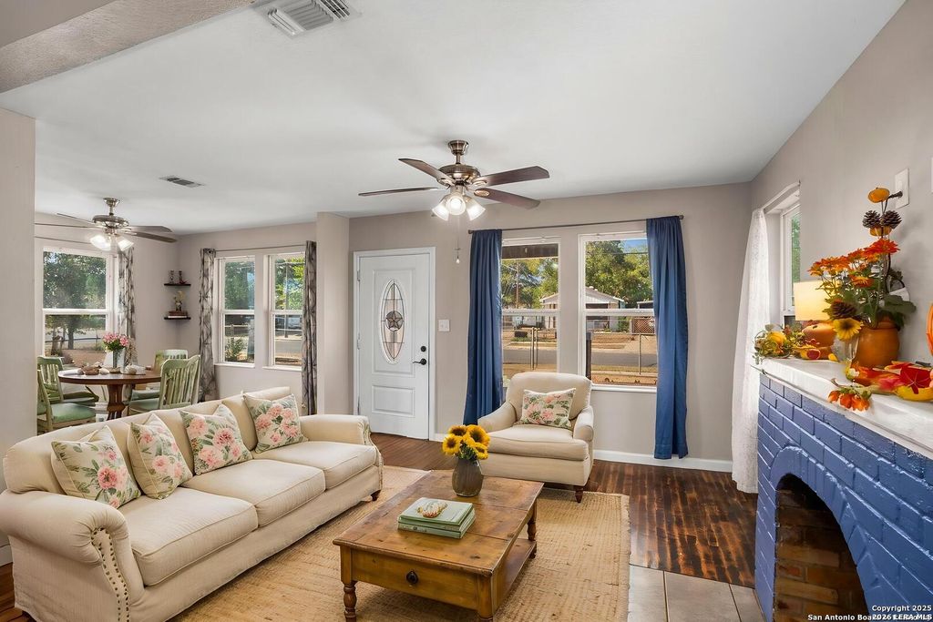 Photo of 1530 SW 19th Street, San Antonio, TX 78207 (MLS # 1917685)