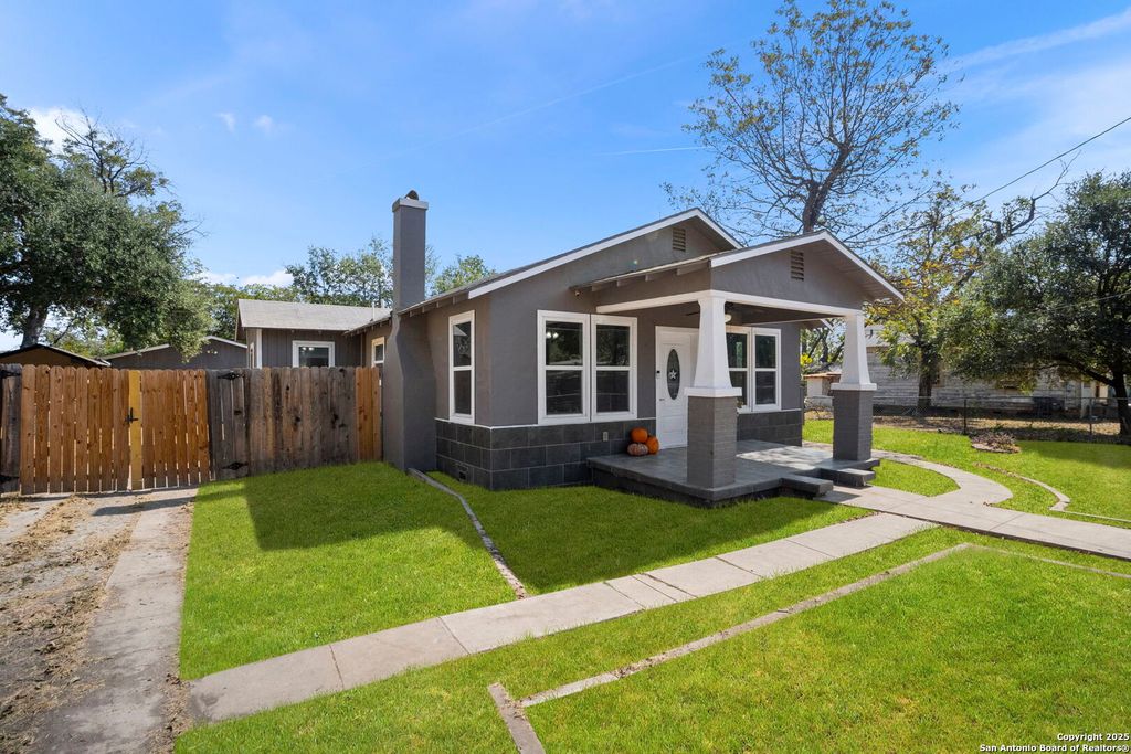 Photo of 1530 SW 19th Street, San Antonio, TX 78207 (MLS # 1917685)