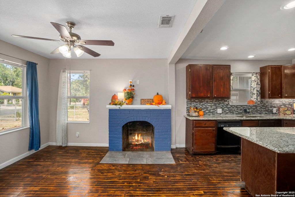 Photo of 1530 SW 19th Street, San Antonio, TX 78207 (MLS # 1917685)