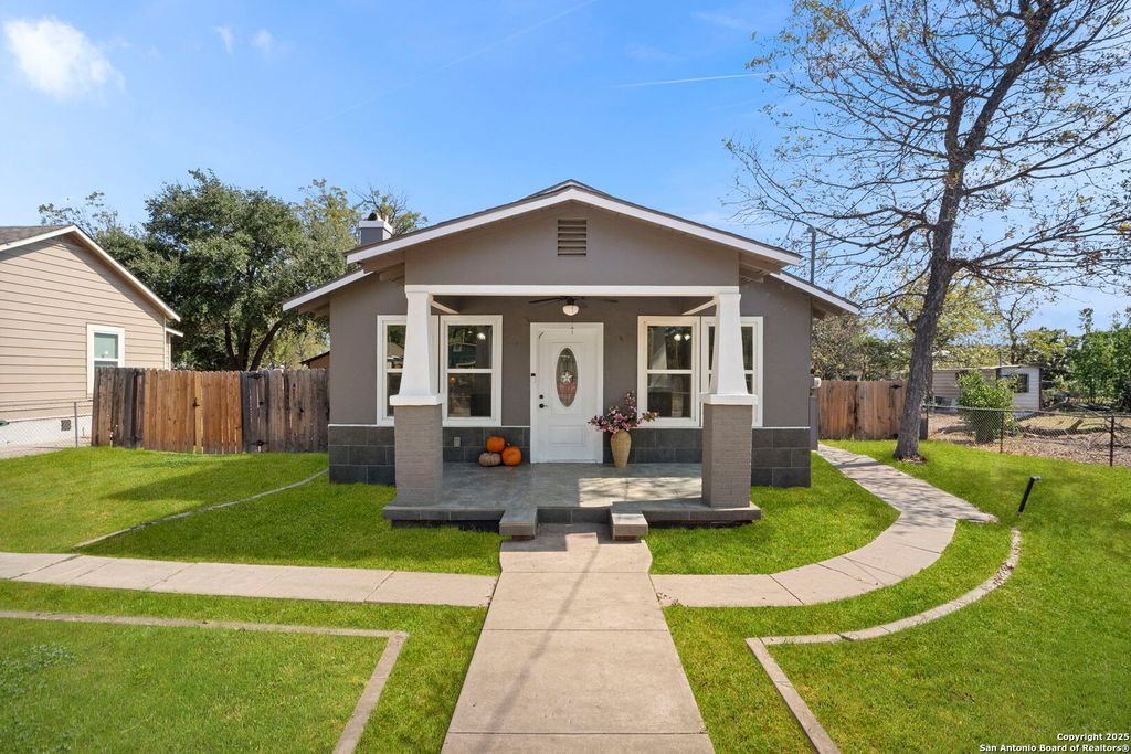 Photo of 1530 SW 19th Street, San Antonio, TX 78207 (MLS # 1917685)