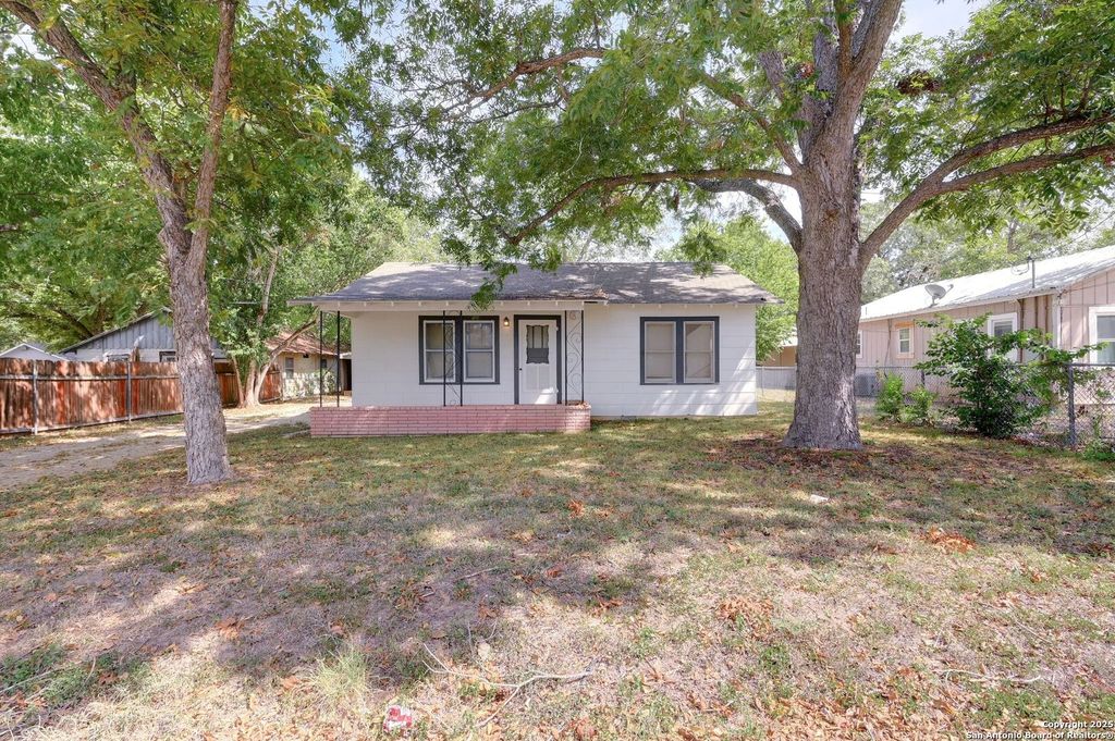 Photo of 815 Pecan, Seguin, TX 78155 (MLS # 1911933)