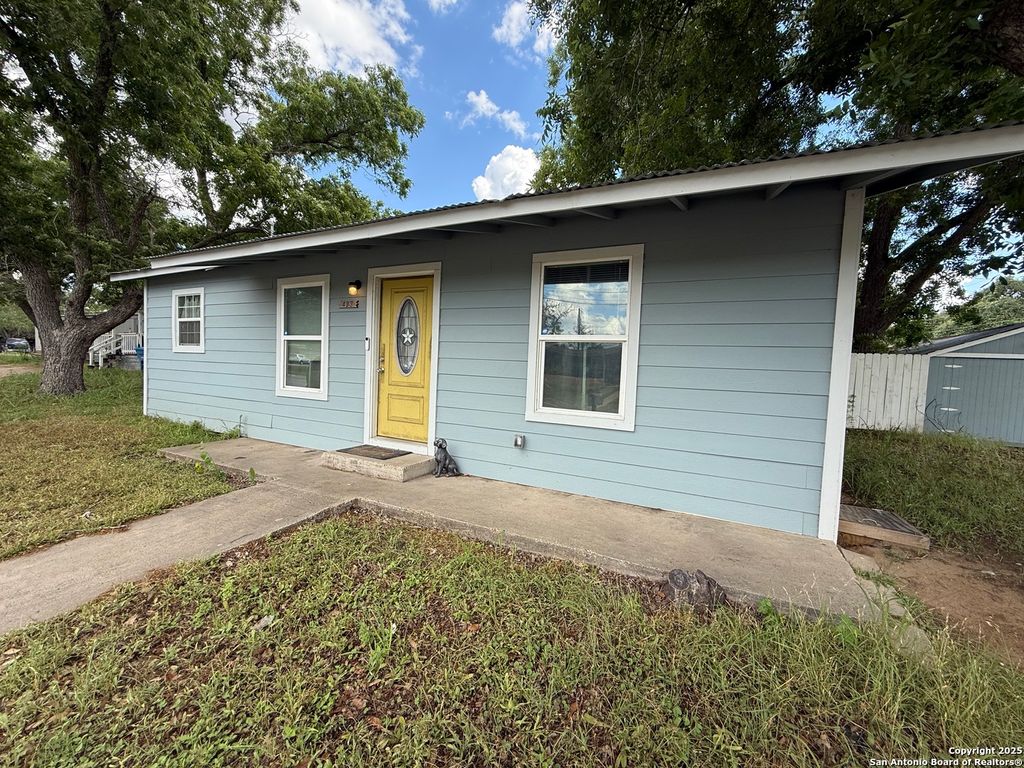 Photo of 433 W Adams, Pleasanton, TX 78064 (MLS # 1866462)