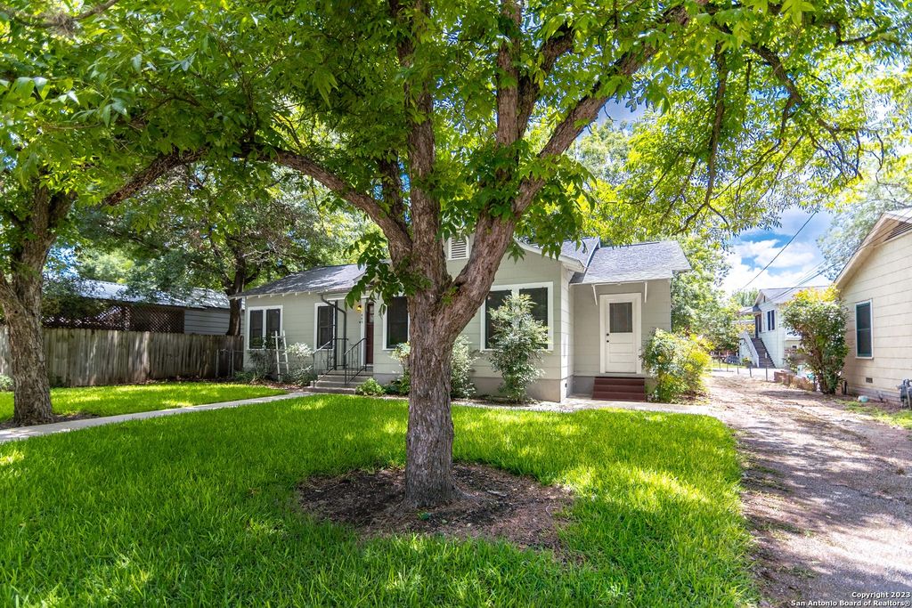 Photo of 465 S GUENTHER AVE, New Braunfels, TX 78130 (MLS # 1921953)