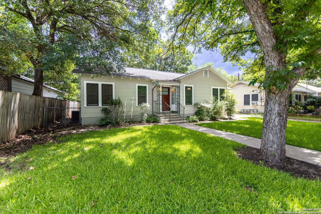 Photo of 465 S GUENTHER AVE, New Braunfels, TX 78130 (MLS # 1921953)