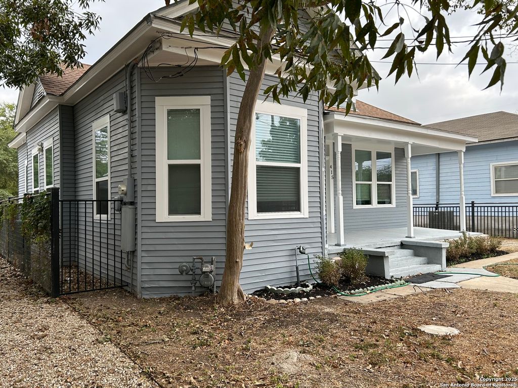 Photo of 415 Helena, San Antonio, TX 78204 (MLS # 1918261)